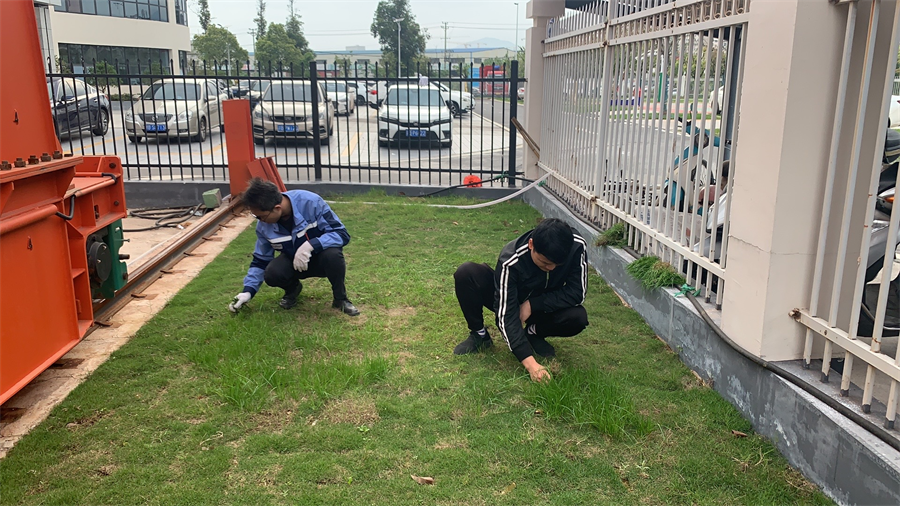 金環(huán)磁選機關(guān)三黨支部開展“行動踐初心，除草助綠化”黨員活動